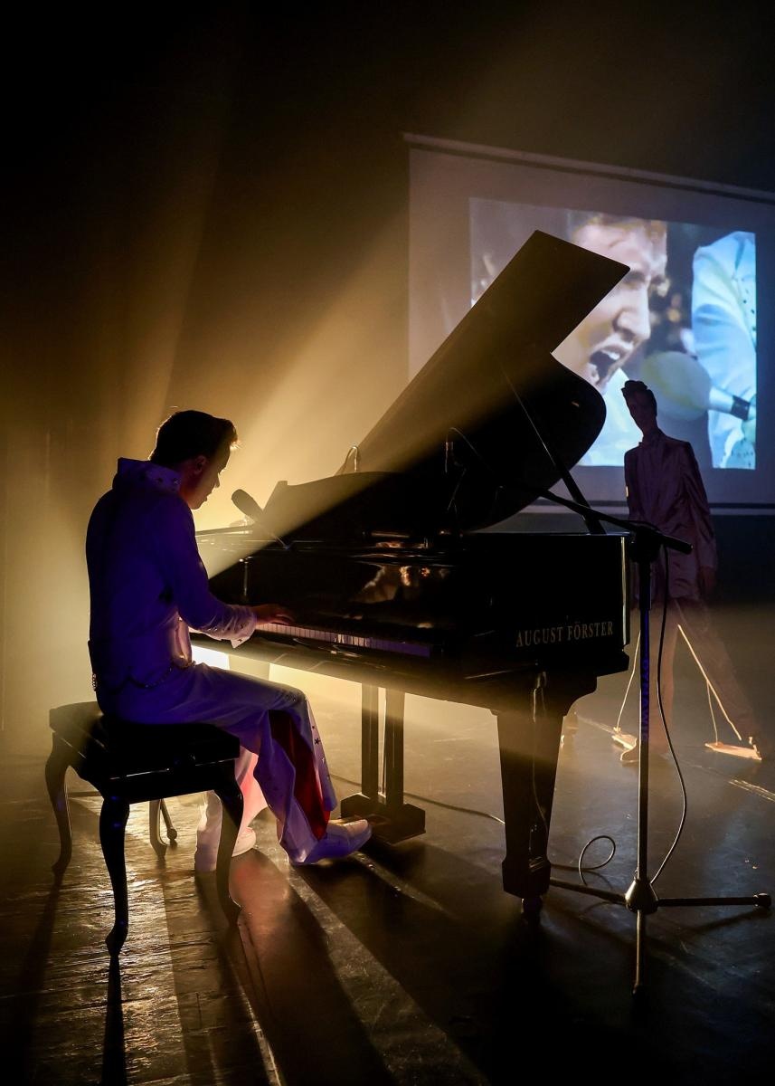 Zdjęcie w galerii na portalu naszraciborz.pl: Dzień Kobiet w RCK z Elvisem Presleyem: Fabian Besta oraz goście i niespodzianki wiadomości z regionu