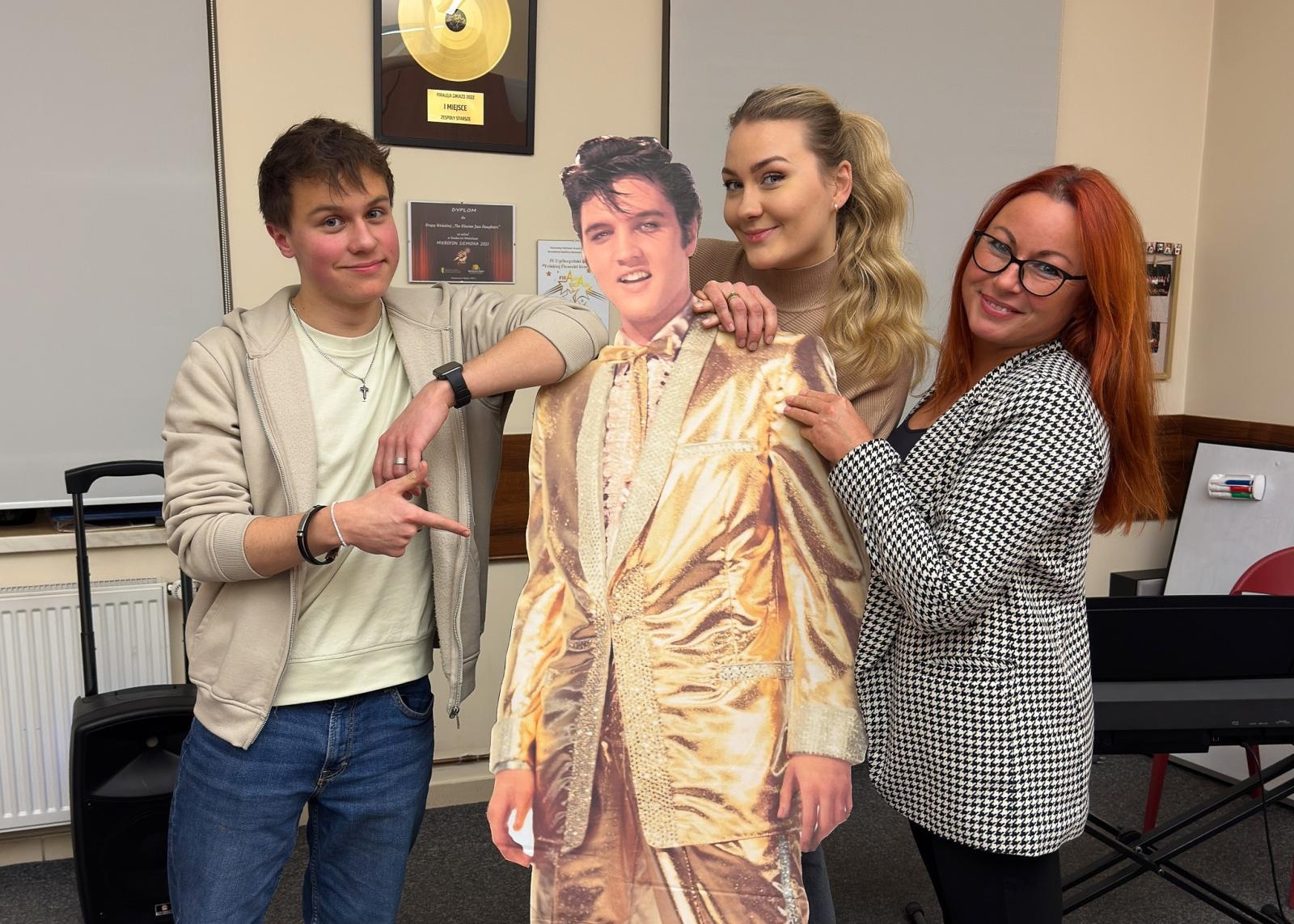 Zdjęcie w galerii na portalu naszraciborz.pl: Dzień Kobiet w RCK z Elvisem Presleyem: Fabian Besta oraz goście i niespodzianki wiadomości z regionu