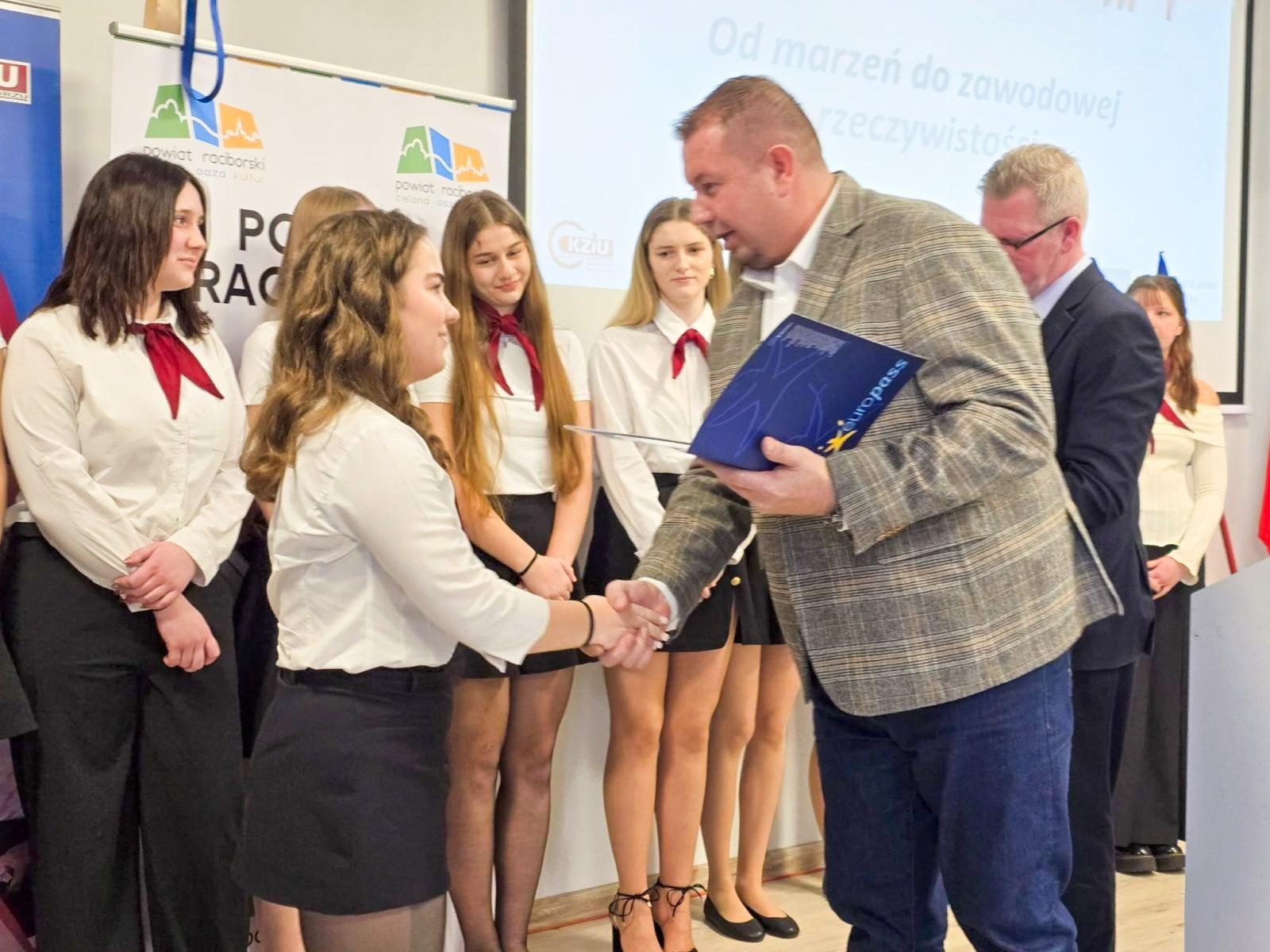 Zdjęcie w galerii na portalu naszraciborz.pl: 10 lat programu Erasmus+ w CKZiU nr 1 w Raciborzu - dekada doświadczeń, która zmienia przyszłość uczniów wiadomości z regionu