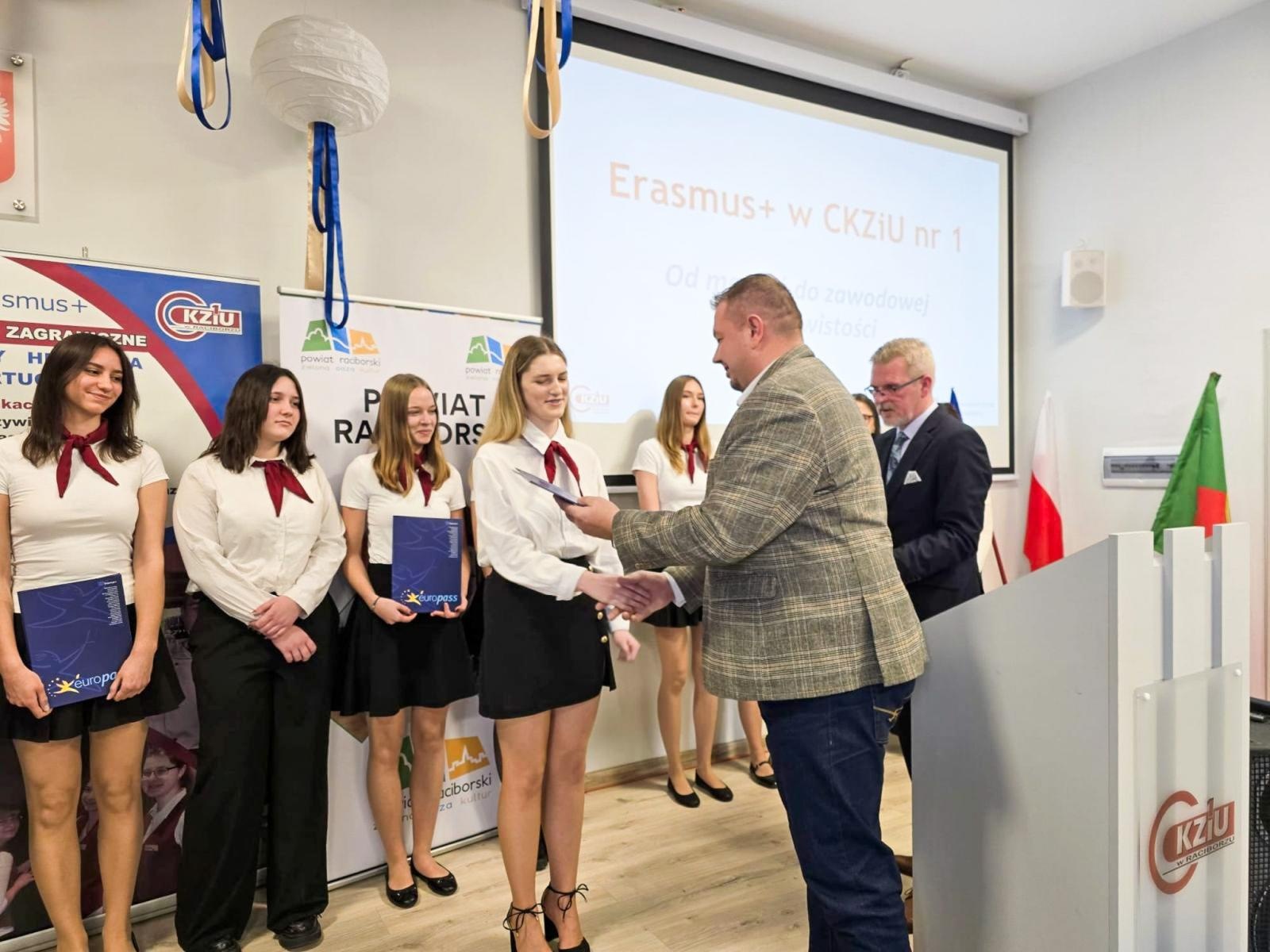 Zdjęcie w galerii na portalu naszraciborz.pl: 10 lat programu Erasmus+ w CKZiU nr 1 w Raciborzu - dekada doświadczeń, która zmienia przyszłość uczniów wiadomości z regionu