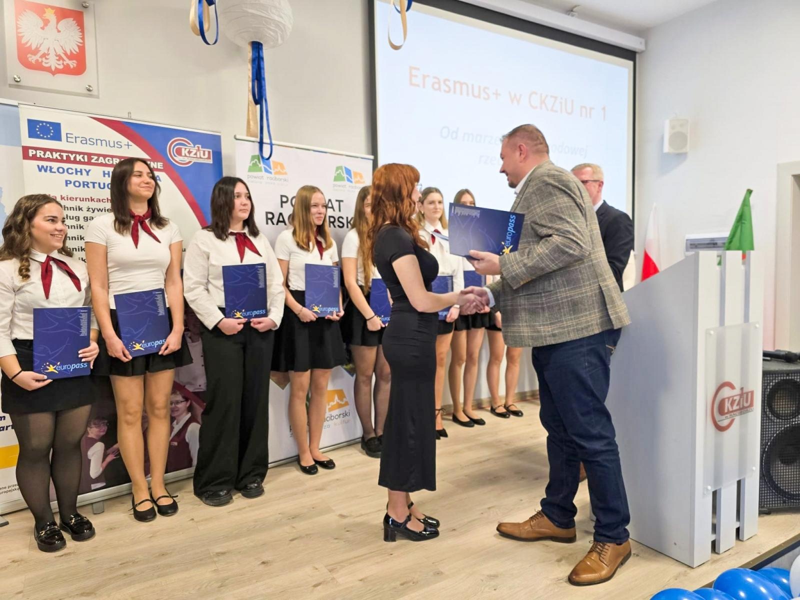 Zdjęcie w galerii na portalu naszraciborz.pl: 10 lat programu Erasmus+ w CKZiU nr 1 w Raciborzu - dekada doświadczeń, która zmienia przyszłość uczniów wiadomości z regionu