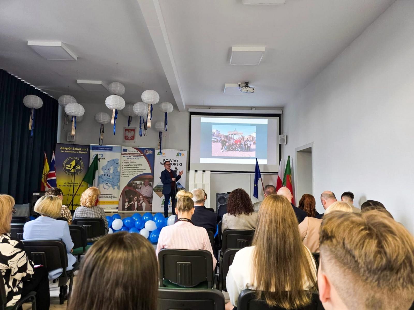 Zdjęcie w galerii na portalu naszraciborz.pl: 10 lat programu Erasmus+ w CKZiU nr 1 w Raciborzu - dekada doświadczeń, która zmienia przyszłość uczniów wiadomości z regionu