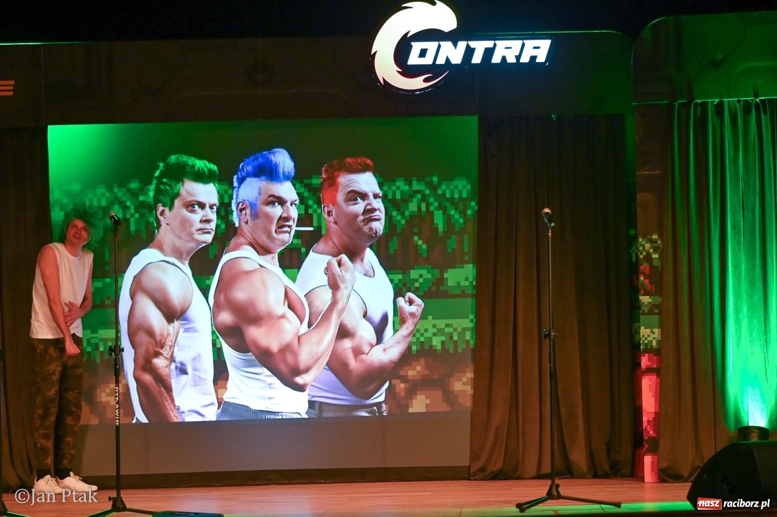 Zdjęcie w galerii na portalu naszraciborz.pl: Kabaret Smile z programem Contra rozbawił Racibórz wiadomości z regionu