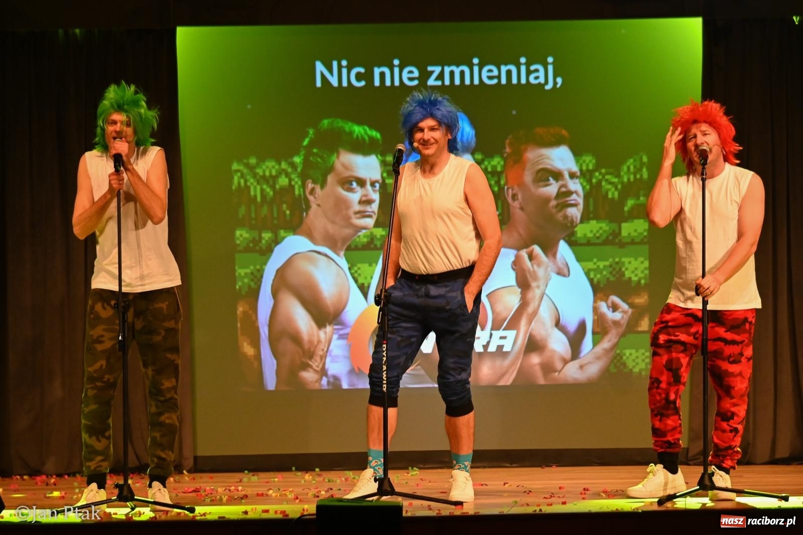 Zdjęcie w galerii na portalu naszraciborz.pl: Kabaret Smile z programem Contra rozbawił Racibórz wiadomości z regionu