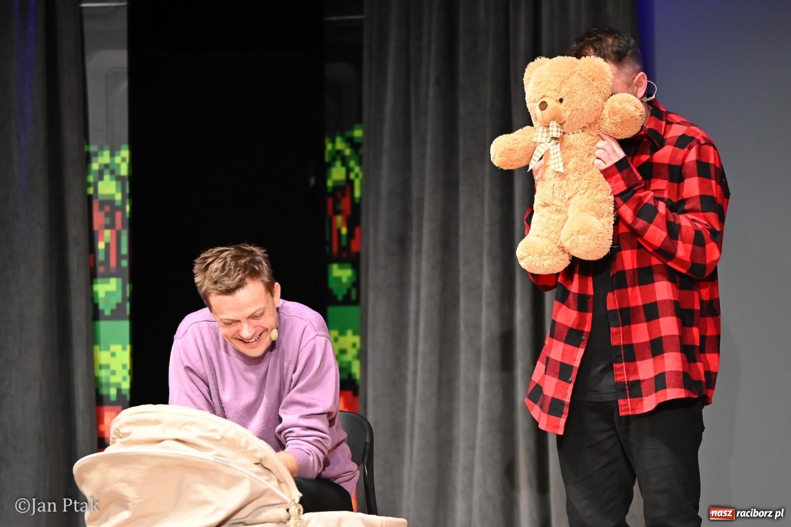 Zdjęcie w galerii na portalu naszraciborz.pl: Kabaret Smile z programem Contra rozbawił Racibórz wiadomości z regionu