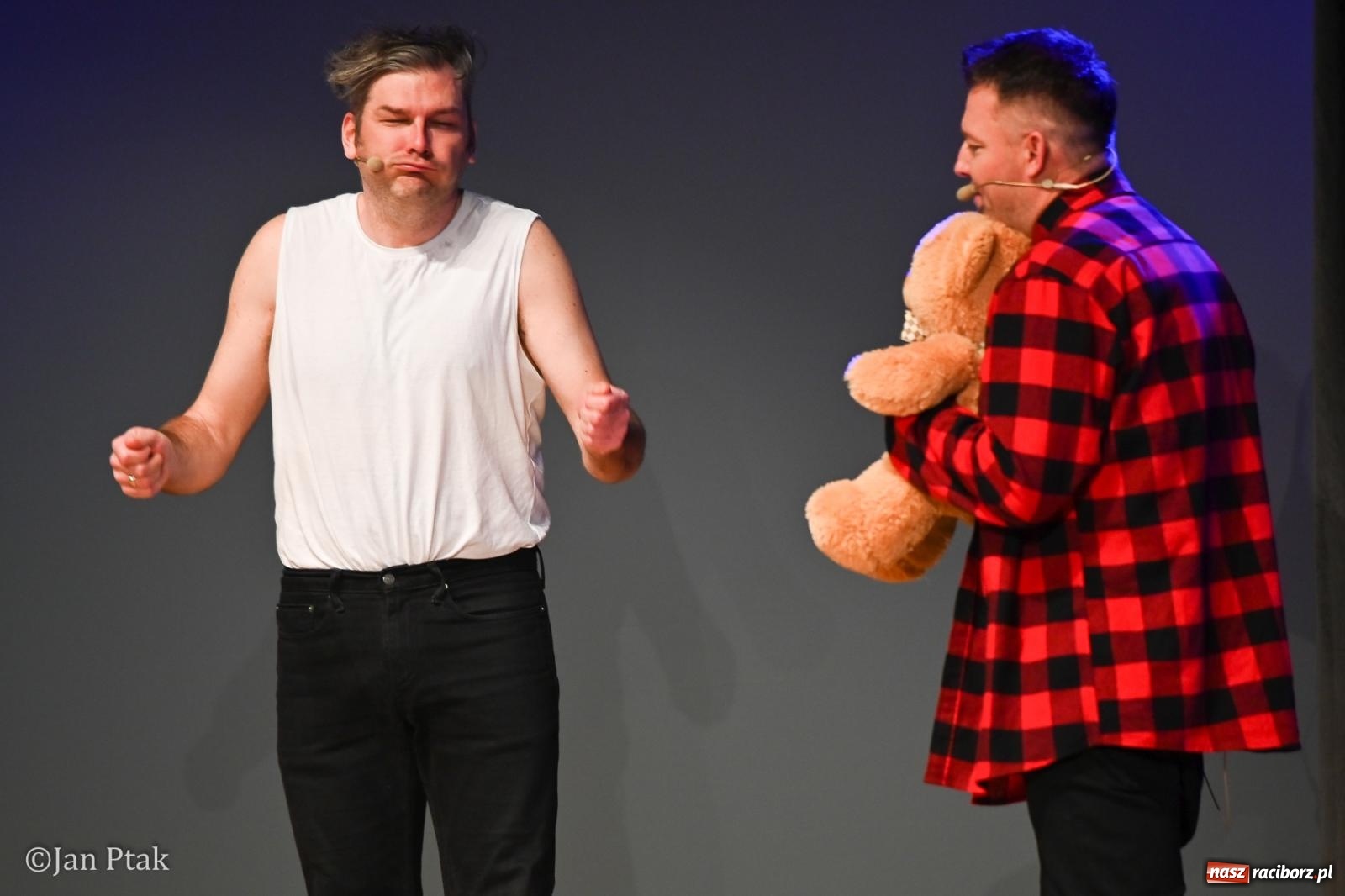 Zdjęcie w galerii na portalu naszraciborz.pl: Kabaret Smile z programem Contra rozbawił Racibórz wiadomości z regionu