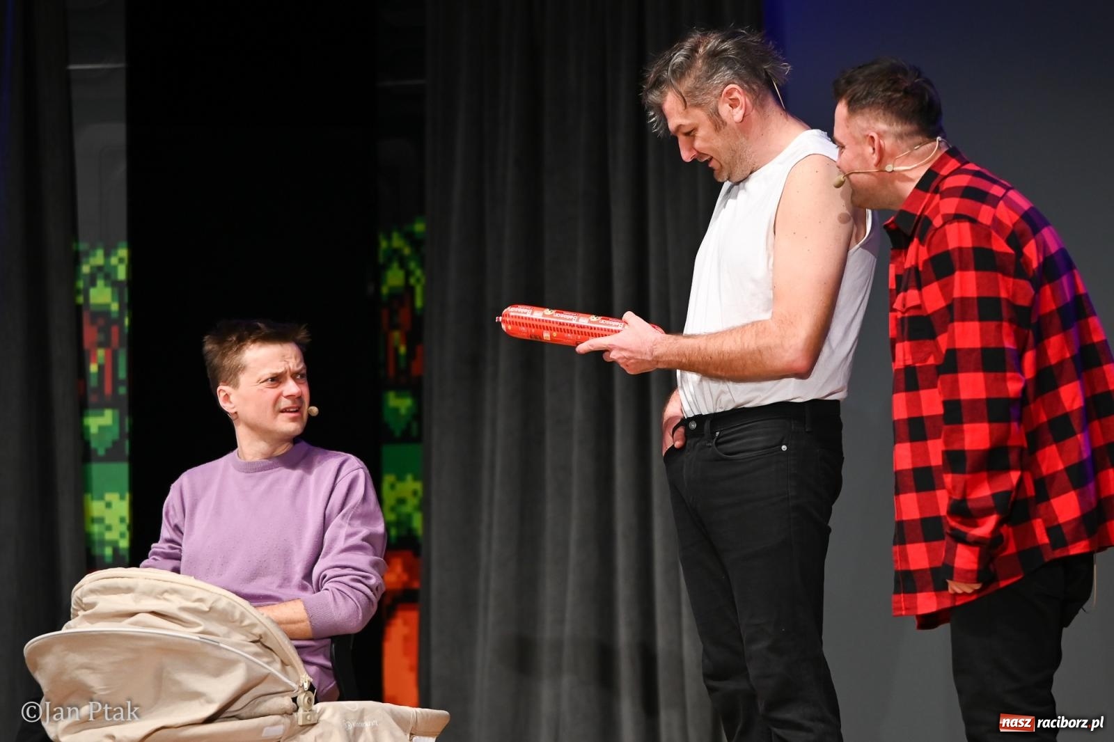 Zdjęcie w galerii na portalu naszraciborz.pl: Kabaret Smile z programem Contra rozbawił Racibórz wiadomości z regionu