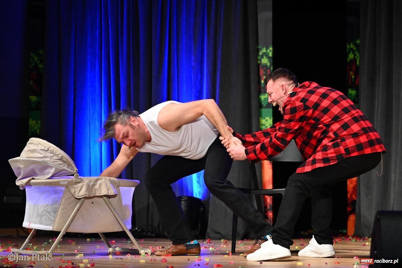 Zdjęcie w galerii na portalu naszraciborz.pl: Kabaret Smile z programem Contra rozbawił Racibórz wiadomości z regionu