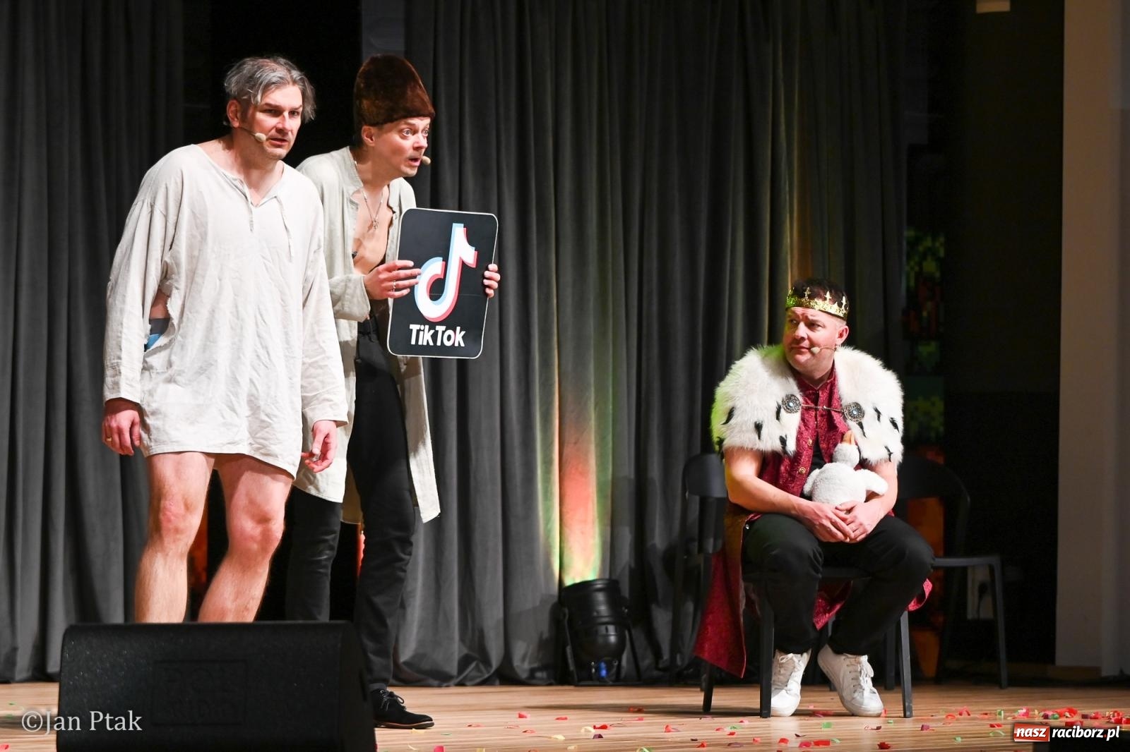 Zdjęcie w galerii na portalu naszraciborz.pl: Kabaret Smile z programem Contra rozbawił Racibórz wiadomości z regionu