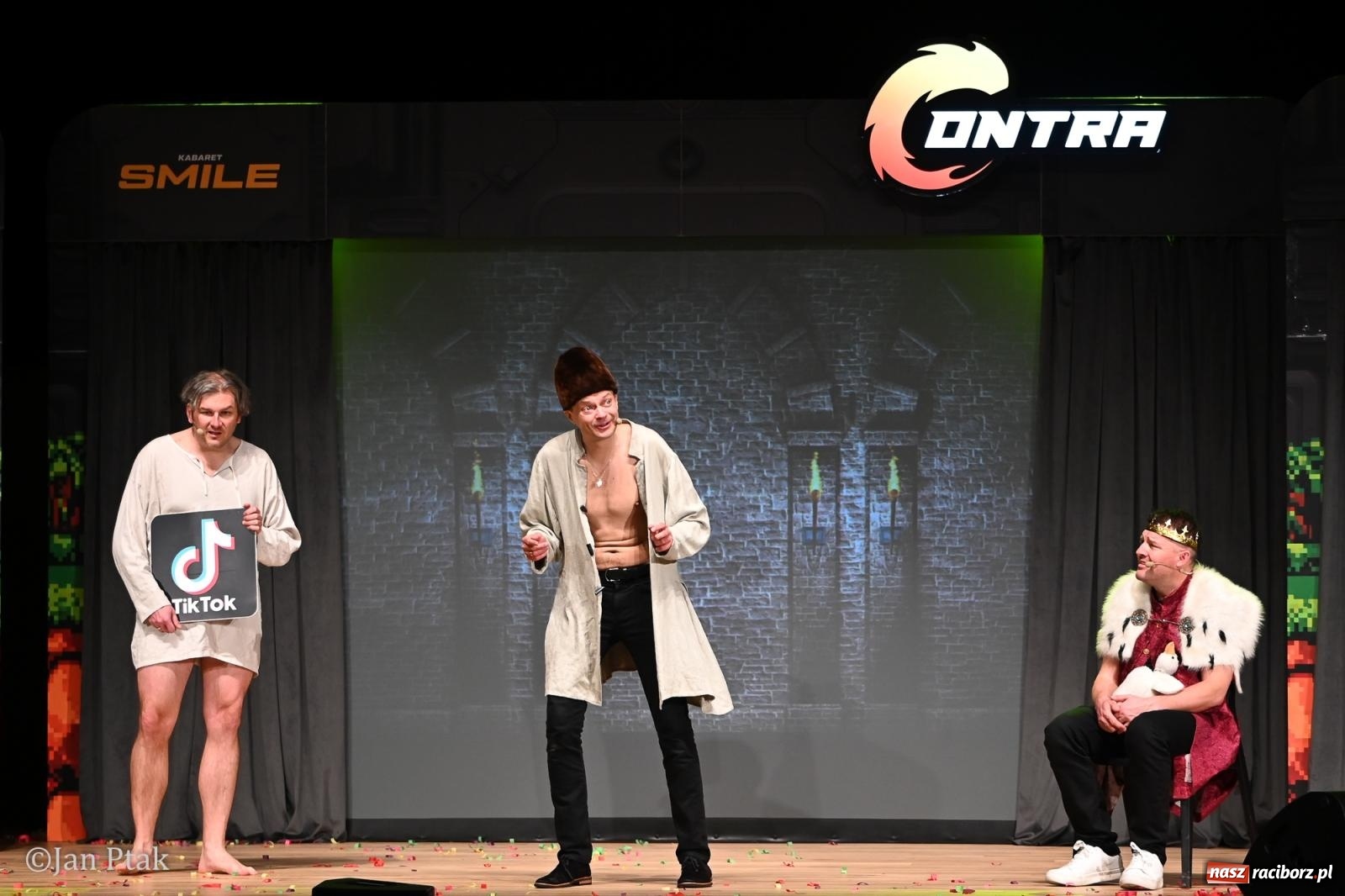Zdjęcie w galerii na portalu naszraciborz.pl: Kabaret Smile z programem Contra rozbawił Racibórz wiadomości z regionu