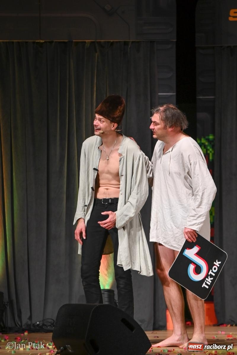 Zdjęcie w galerii na portalu naszraciborz.pl: Kabaret Smile z programem Contra rozbawił Racibórz wiadomości z regionu