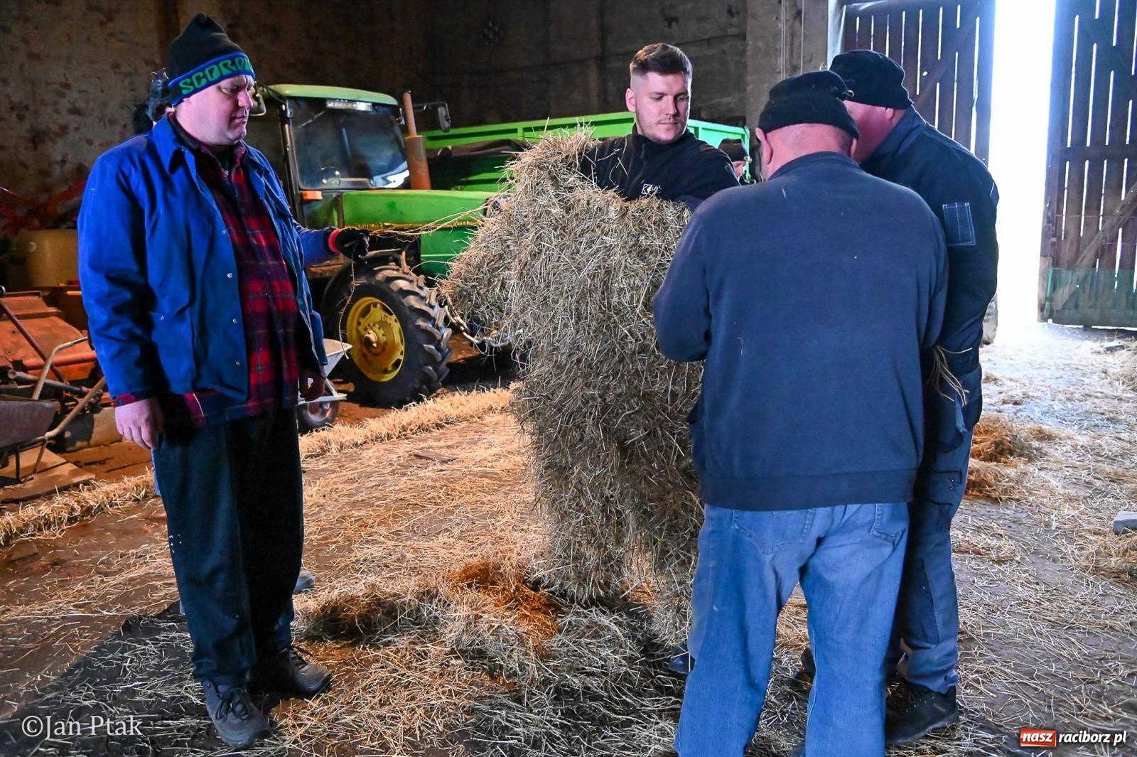 Zdjęcie w galerii na portalu naszraciborz.pl: Samborowice żegną karnawał: Tanzbär i słomiane misie na bis! [GALERIA] wiadomości z regionu