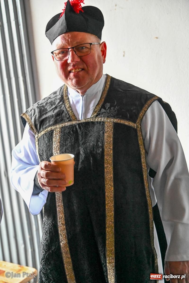 Zdjęcie w galerii na portalu naszraciborz.pl: Samborowice żegną karnawał: Tanzbär i słomiane misie na bis! [GALERIA] wiadomości z regionu