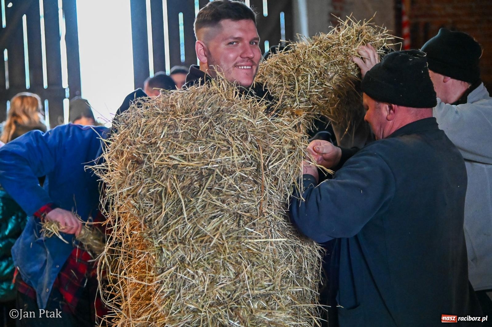 Zdjęcie w galerii na portalu naszraciborz.pl: Samborowice żegną karnawał: Tanzbär i słomiane misie na bis! [GALERIA] wiadomości z regionu