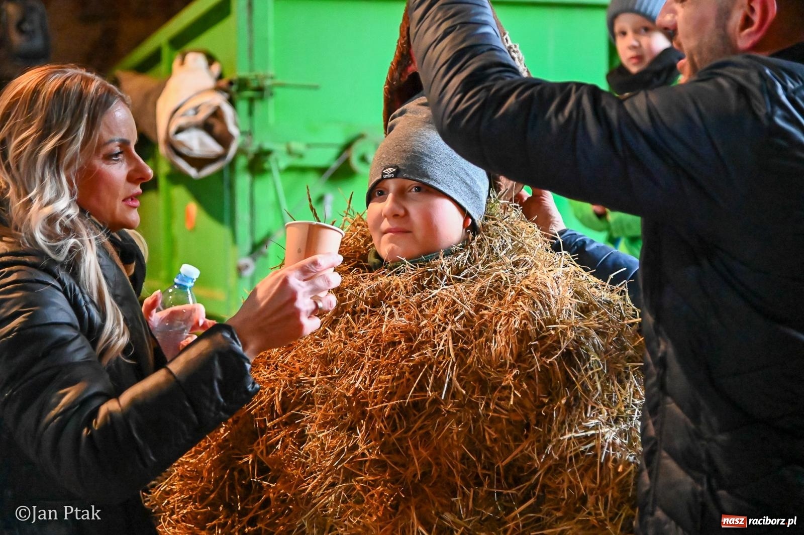 Zdjęcie w galerii na portalu naszraciborz.pl: Samborowice żegną karnawał: Tanzbär i słomiane misie na bis! [GALERIA] wiadomości z regionu