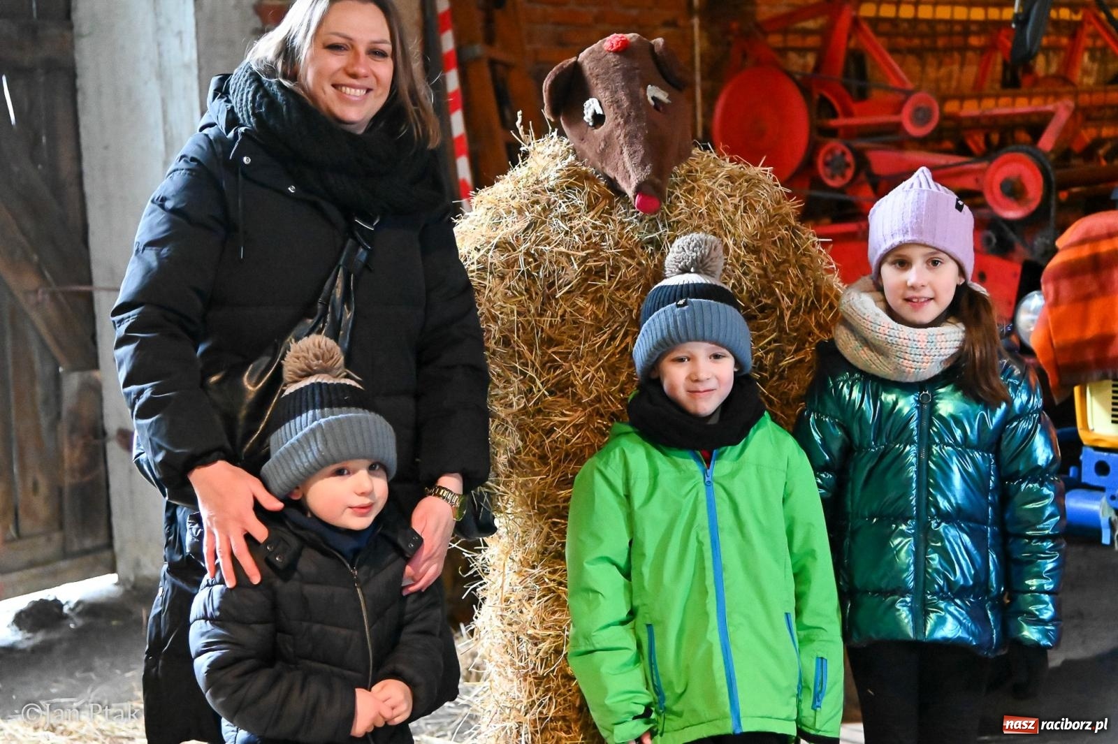 Zdjęcie w galerii na portalu naszraciborz.pl: Samborowice żegną karnawał: Tanzbär i słomiane misie na bis! [GALERIA] wiadomości z regionu