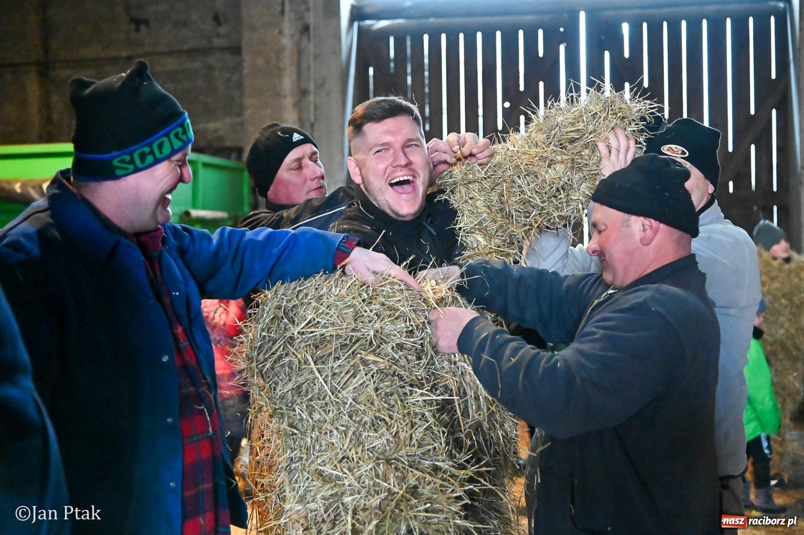 Zdjęcie w galerii na portalu naszraciborz.pl: Samborowice żegną karnawał: Tanzbär i słomiane misie na bis! [GALERIA] wiadomości z regionu