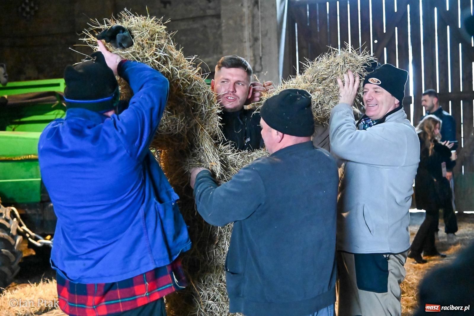 Zdjęcie w galerii na portalu naszraciborz.pl: Samborowice żegną karnawał: Tanzbär i słomiane misie na bis! [GALERIA] wiadomości z regionu