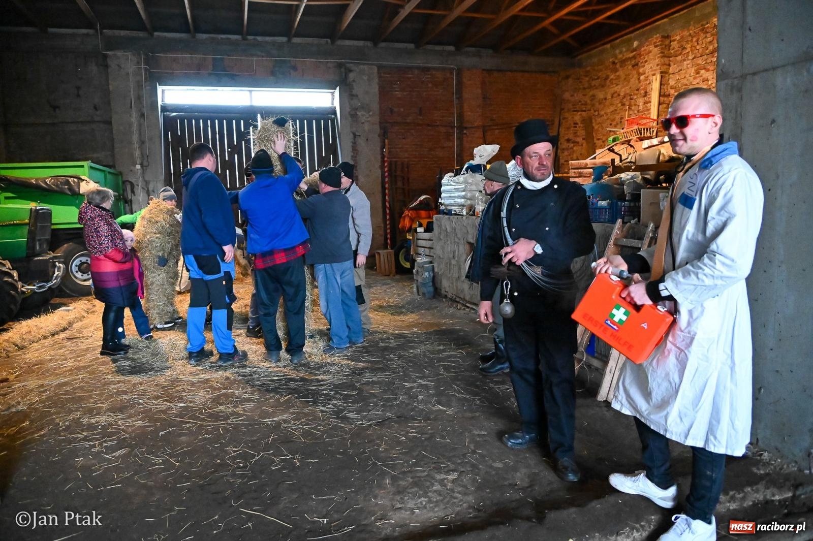 Zdjęcie w galerii na portalu naszraciborz.pl: Samborowice żegną karnawał: Tanzbär i słomiane misie na bis! [GALERIA] wiadomości z regionu