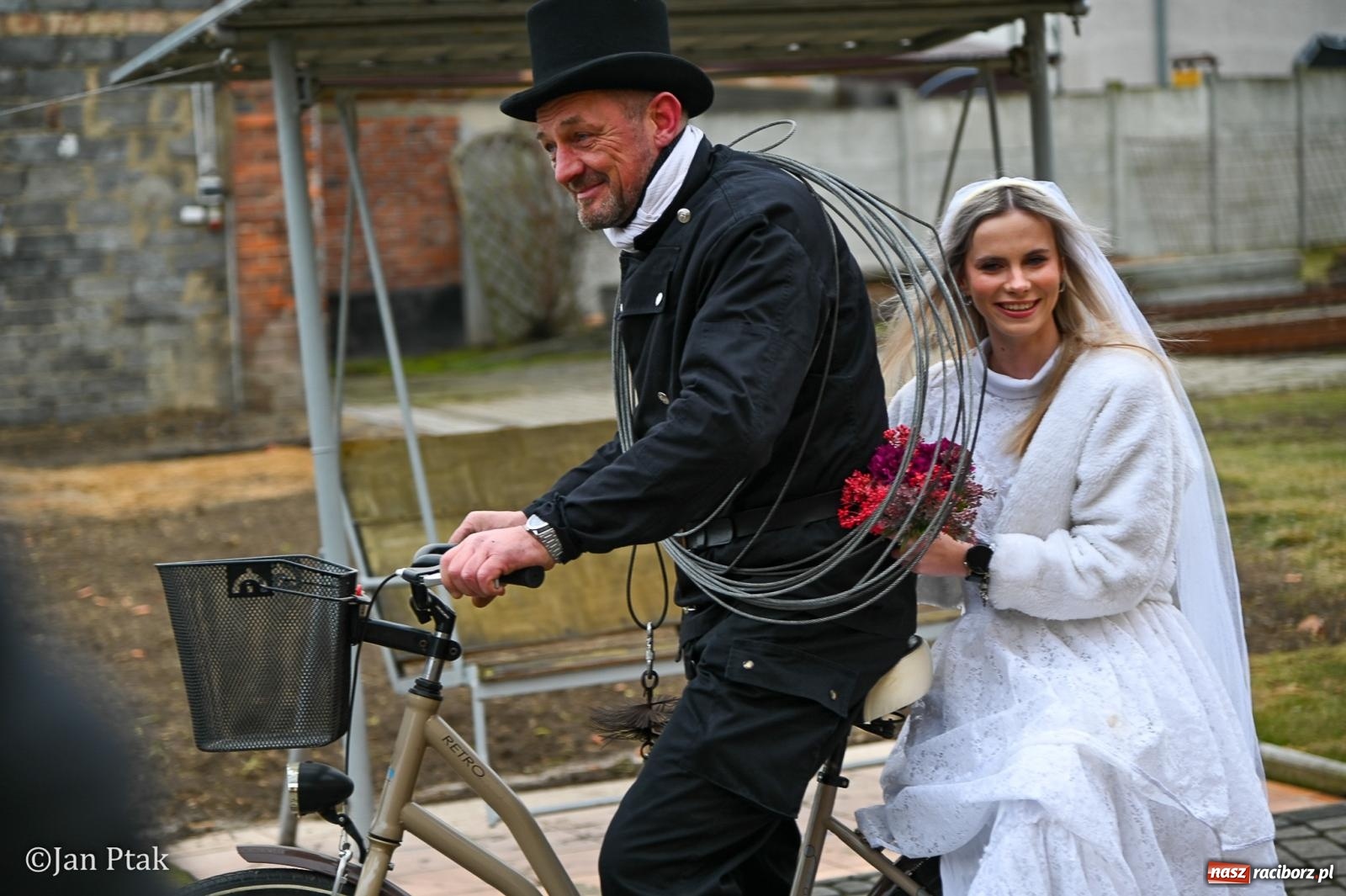 Zdjęcie w galerii na portalu naszraciborz.pl: Samborowice żegną karnawał: Tanzbär i słomiane misie na bis! [GALERIA] wiadomości z regionu