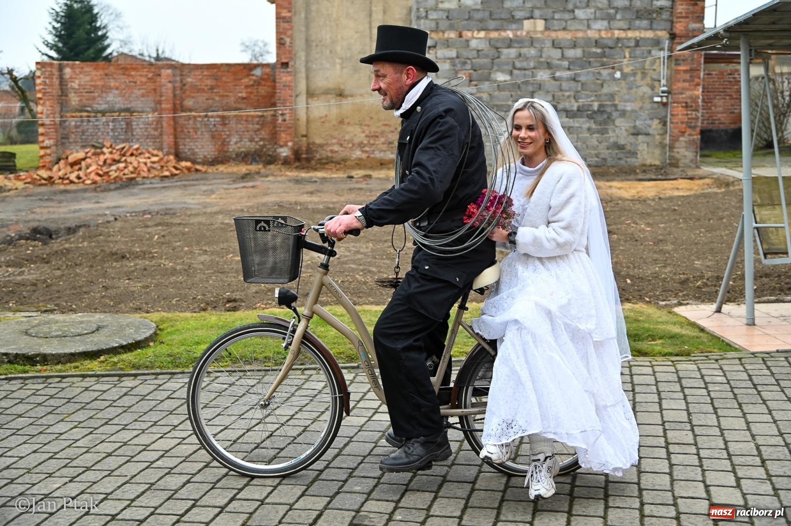 Zdjęcie w galerii na portalu naszraciborz.pl: Samborowice żegną karnawał: Tanzbär i słomiane misie na bis! [GALERIA] wiadomości z regionu