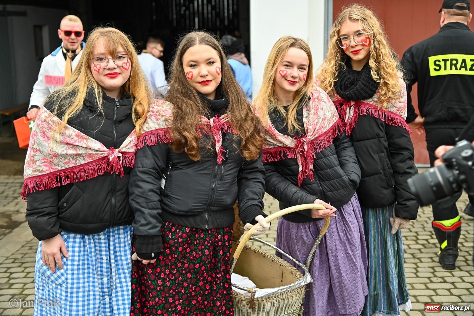 Zdjęcie w galerii na portalu naszraciborz.pl: Samborowice żegną karnawał: Tanzbär i słomiane misie na bis! [GALERIA] wiadomości z regionu