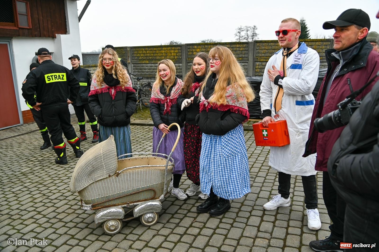 Zdjęcie w galerii na portalu naszraciborz.pl: Samborowice żegną karnawał: Tanzbär i słomiane misie na bis! [GALERIA] wiadomości z regionu