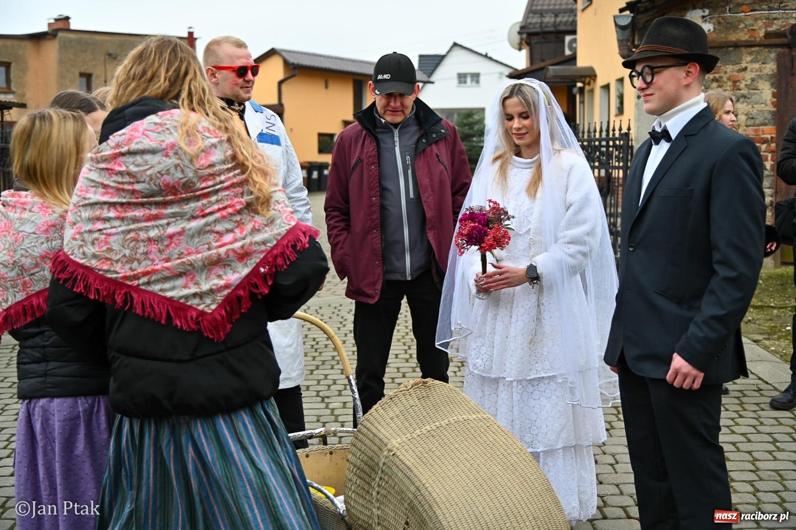 Zdjęcie w galerii na portalu naszraciborz.pl: Samborowice żegną karnawał: Tanzbär i słomiane misie na bis! [GALERIA] wiadomości z regionu