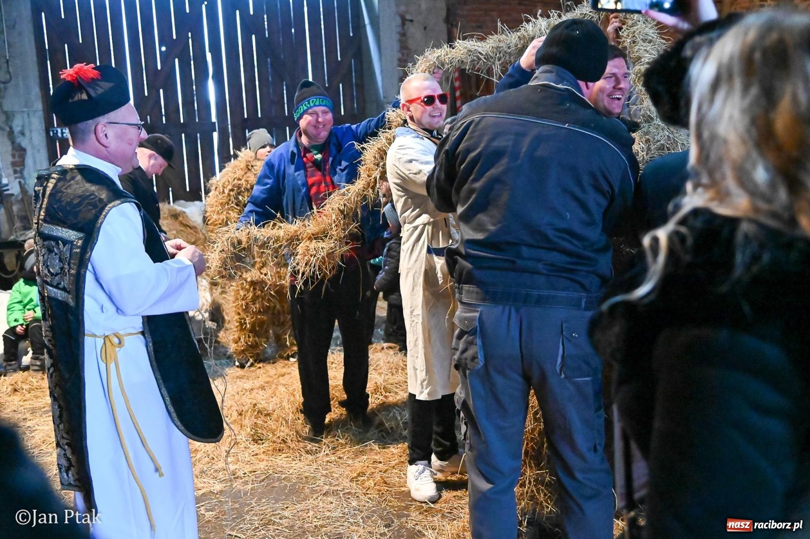 Zdjęcie w galerii na portalu naszraciborz.pl: Samborowice żegną karnawał: Tanzbär i słomiane misie na bis! [GALERIA] wiadomości z regionu