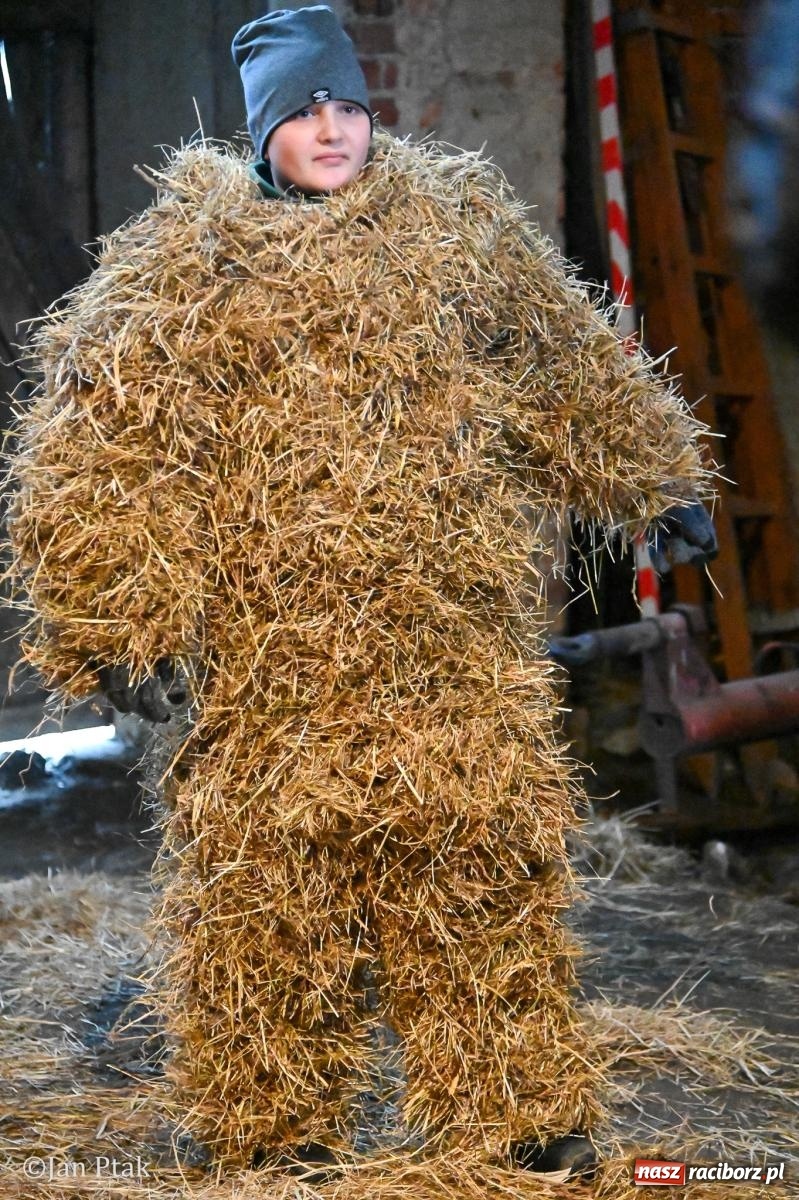 Zdjęcie w galerii na portalu naszraciborz.pl: Samborowice żegną karnawał: Tanzbär i słomiane misie na bis! [GALERIA] wiadomości z regionu