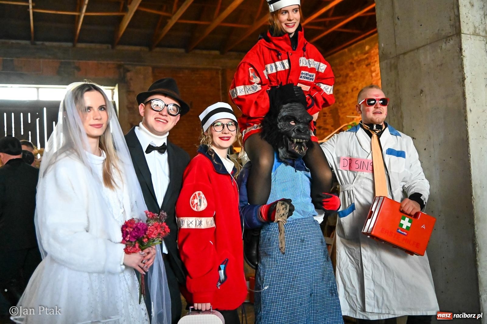 Zdjęcie w galerii na portalu naszraciborz.pl: Samborowice żegną karnawał: Tanzbär i słomiane misie na bis! [GALERIA] wiadomości z regionu