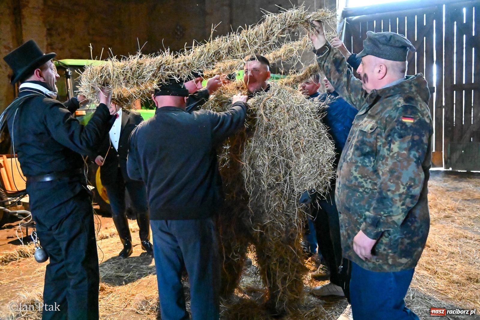 Zdjęcie w galerii na portalu naszraciborz.pl: Samborowice żegną karnawał: Tanzbär i słomiane misie na bis! [GALERIA] wiadomości z regionu