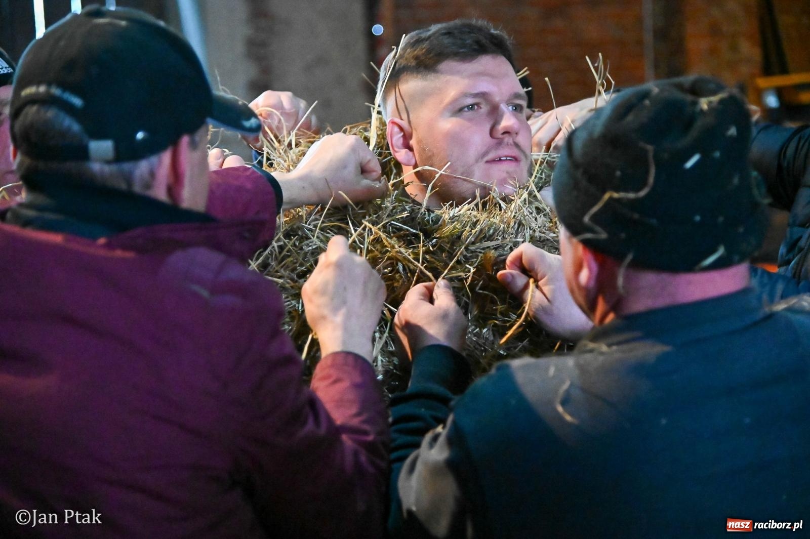 Zdjęcie w galerii na portalu naszraciborz.pl: Samborowice żegną karnawał: Tanzbär i słomiane misie na bis! [GALERIA] wiadomości z regionu