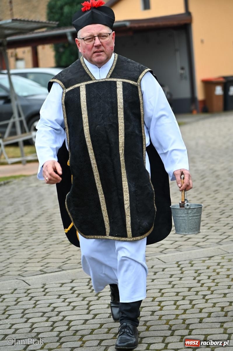 Zdjęcie w galerii na portalu naszraciborz.pl: Samborowice żegną karnawał: Tanzbär i słomiane misie na bis! [GALERIA] wiadomości z regionu