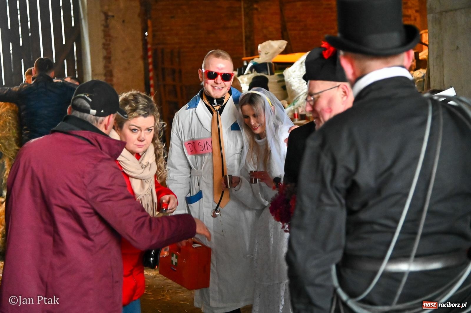 Zdjęcie w galerii na portalu naszraciborz.pl: Samborowice żegną karnawał: Tanzbär i słomiane misie na bis! [GALERIA] wiadomości z regionu