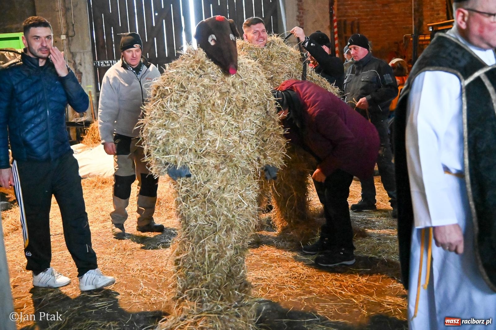 Zdjęcie w galerii na portalu naszraciborz.pl: Samborowice żegną karnawał: Tanzbär i słomiane misie na bis! [GALERIA] wiadomości z regionu