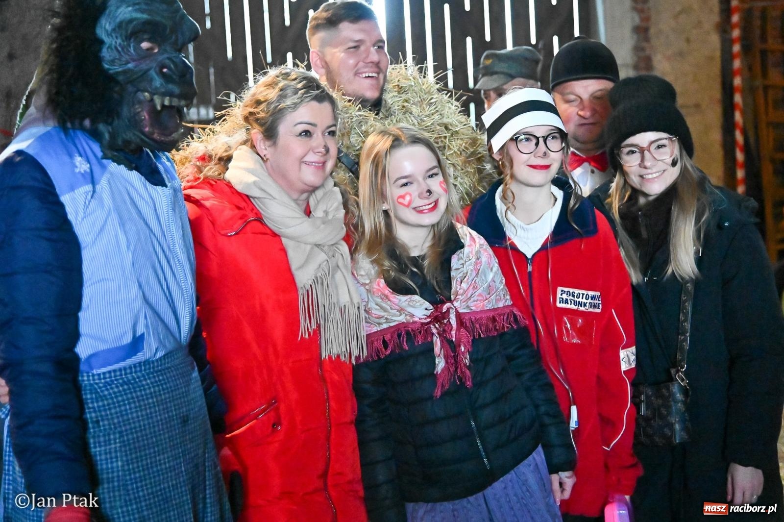 Zdjęcie w galerii na portalu naszraciborz.pl: Samborowice żegną karnawał: Tanzbär i słomiane misie na bis! [GALERIA] wiadomości z regionu