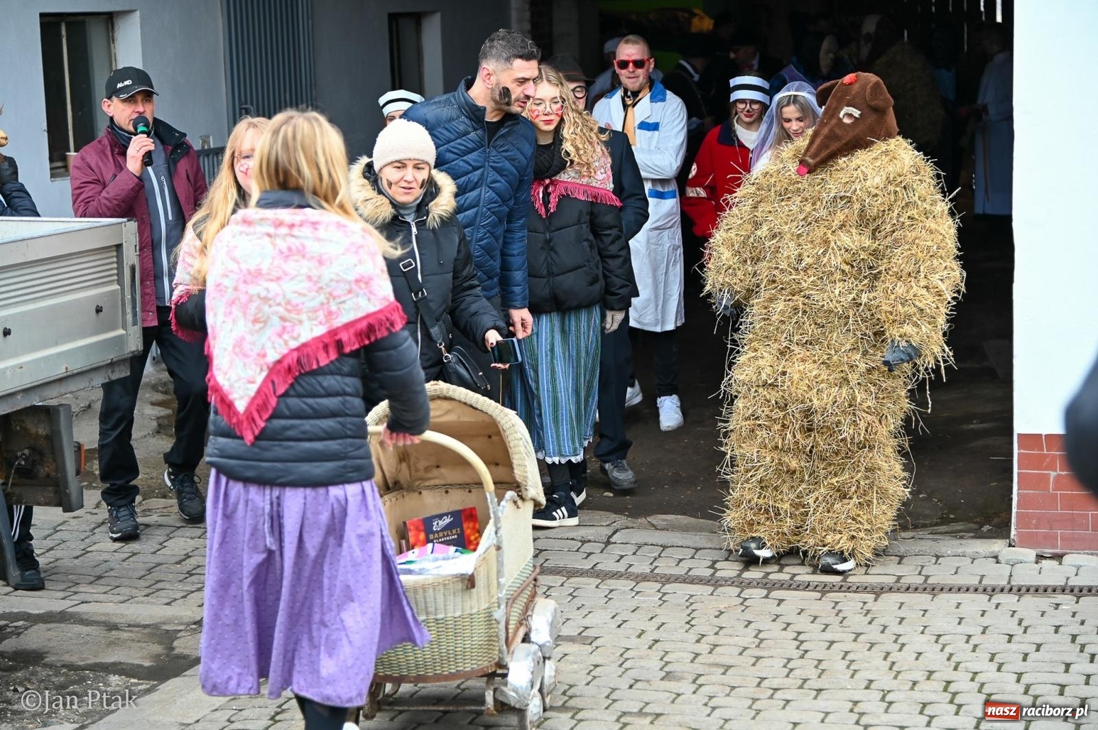 Zdjęcie w galerii na portalu naszraciborz.pl: Samborowice żegną karnawał: Tanzbär i słomiane misie na bis! [GALERIA] wiadomości z regionu