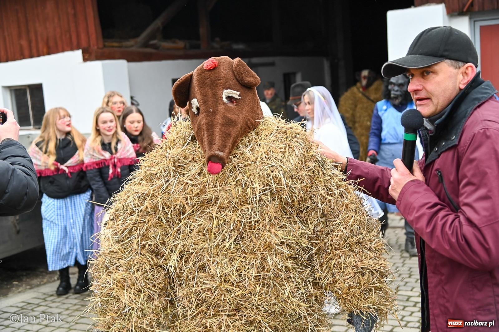 Zdjęcie w galerii na portalu naszraciborz.pl: Samborowice żegną karnawał: Tanzbär i słomiane misie na bis! [GALERIA] wiadomości z regionu