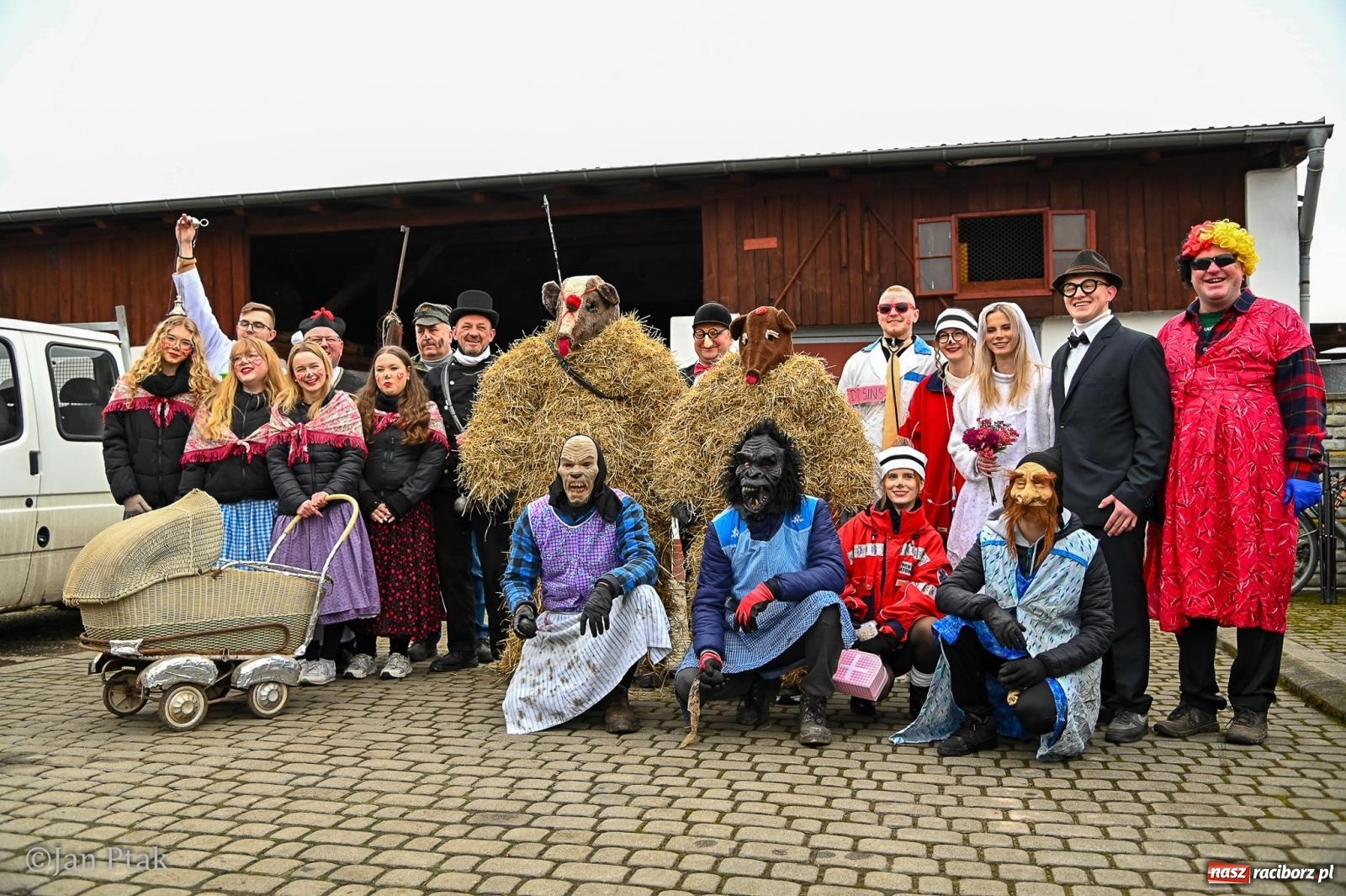 Zdjęcie w galerii na portalu naszraciborz.pl: Samborowice żegną karnawał: Tanzbär i słomiane misie na bis! [GALERIA] wiadomości z regionu