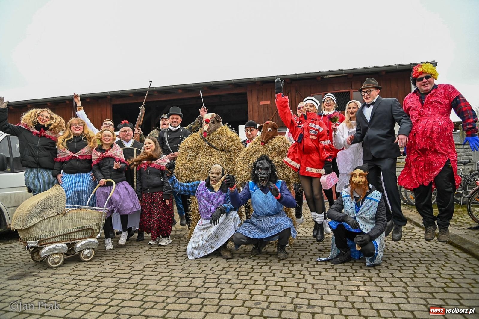 Zdjęcie w galerii na portalu naszraciborz.pl: Samborowice żegną karnawał: Tanzbär i słomiane misie na bis! [GALERIA] wiadomości z regionu