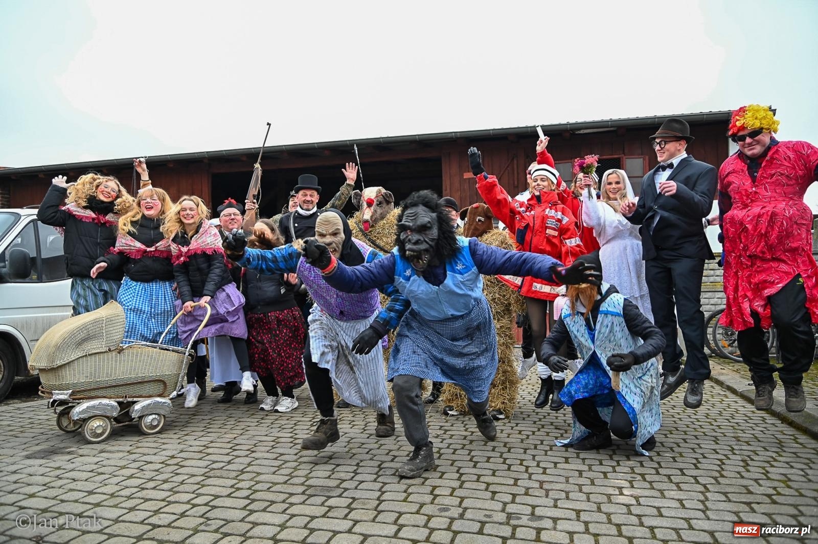 Zdjęcie w galerii na portalu naszraciborz.pl: Samborowice żegną karnawał: Tanzbär i słomiane misie na bis! [GALERIA] wiadomości z regionu