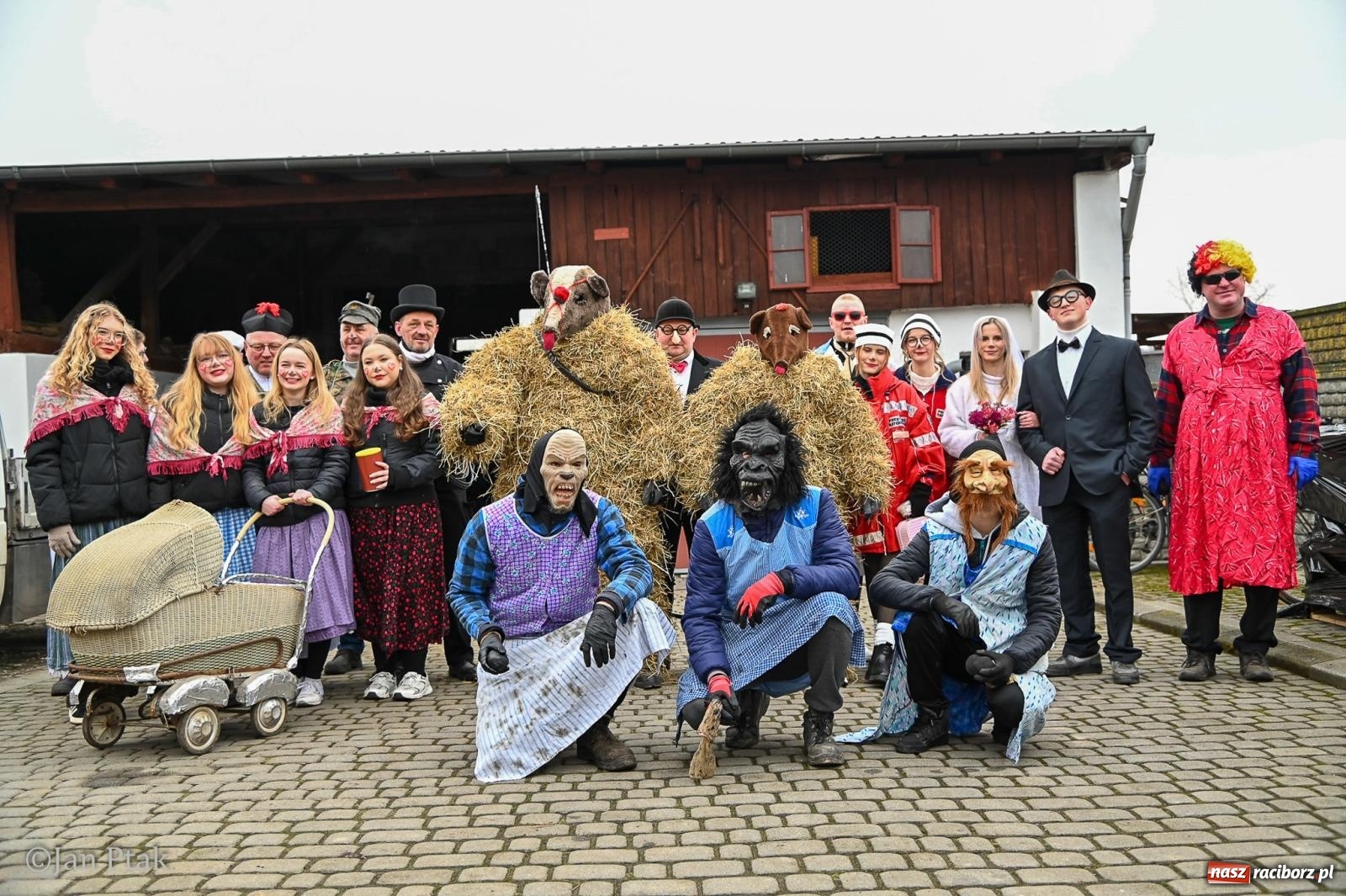Zdjęcie w galerii na portalu naszraciborz.pl: Samborowice żegną karnawał: Tanzbär i słomiane misie na bis! [GALERIA] wiadomości z regionu