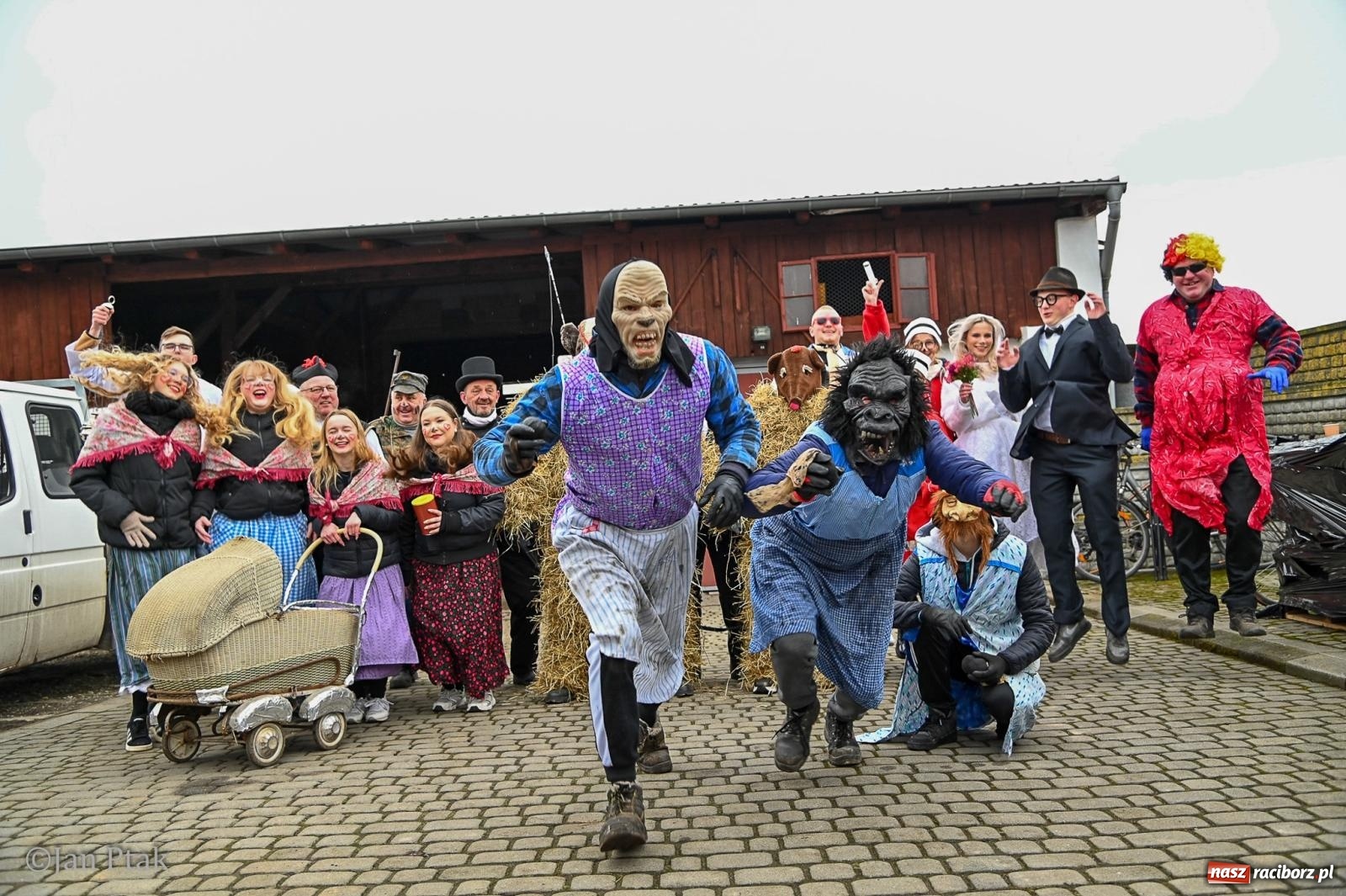 Zdjęcie w galerii na portalu naszraciborz.pl: Samborowice żegną karnawał: Tanzbär i słomiane misie na bis! [GALERIA] wiadomości z regionu