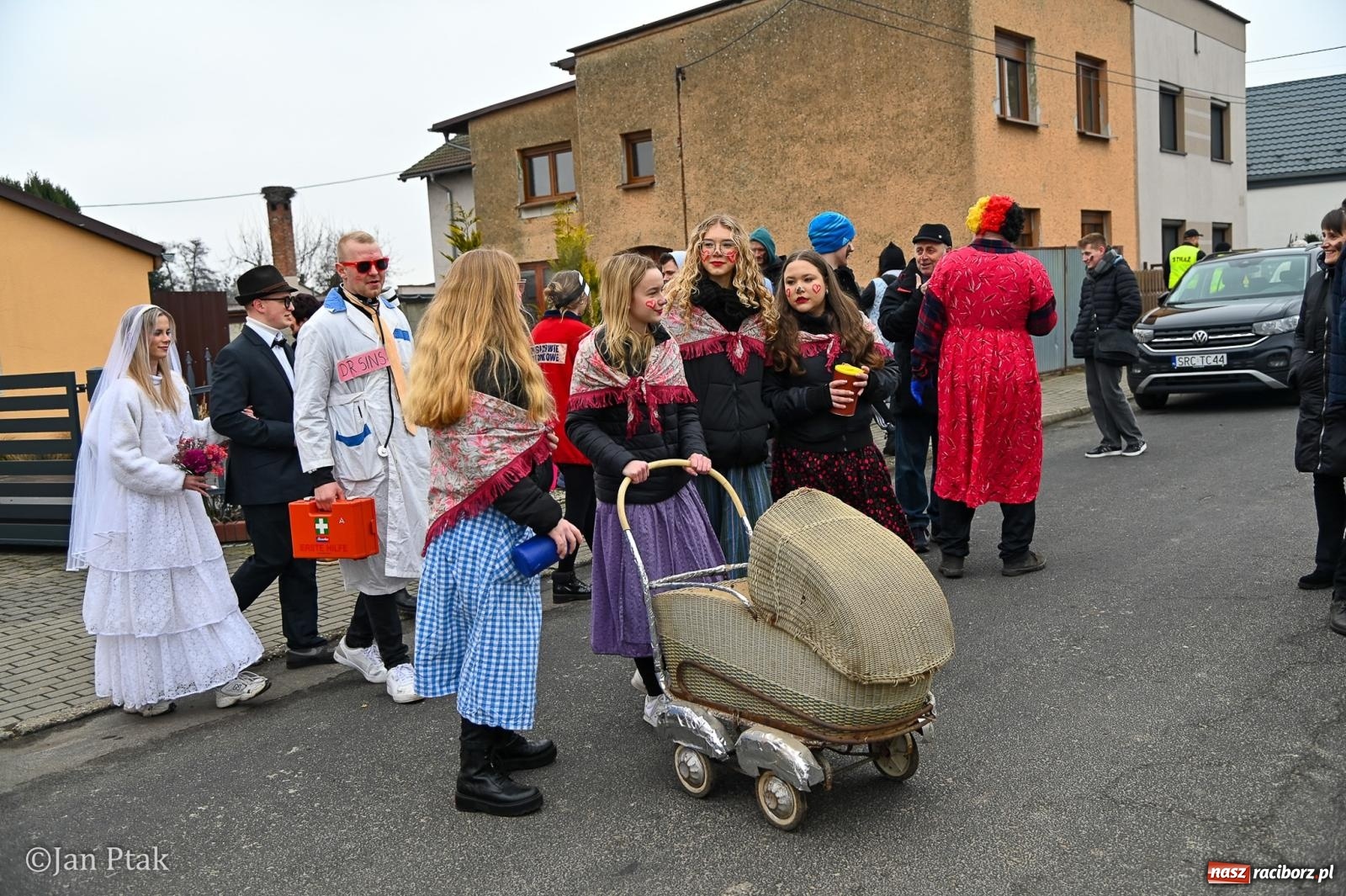 Zdjęcie w galerii na portalu naszraciborz.pl: Samborowice żegną karnawał: Tanzbär i słomiane misie na bis! [GALERIA] wiadomości z regionu