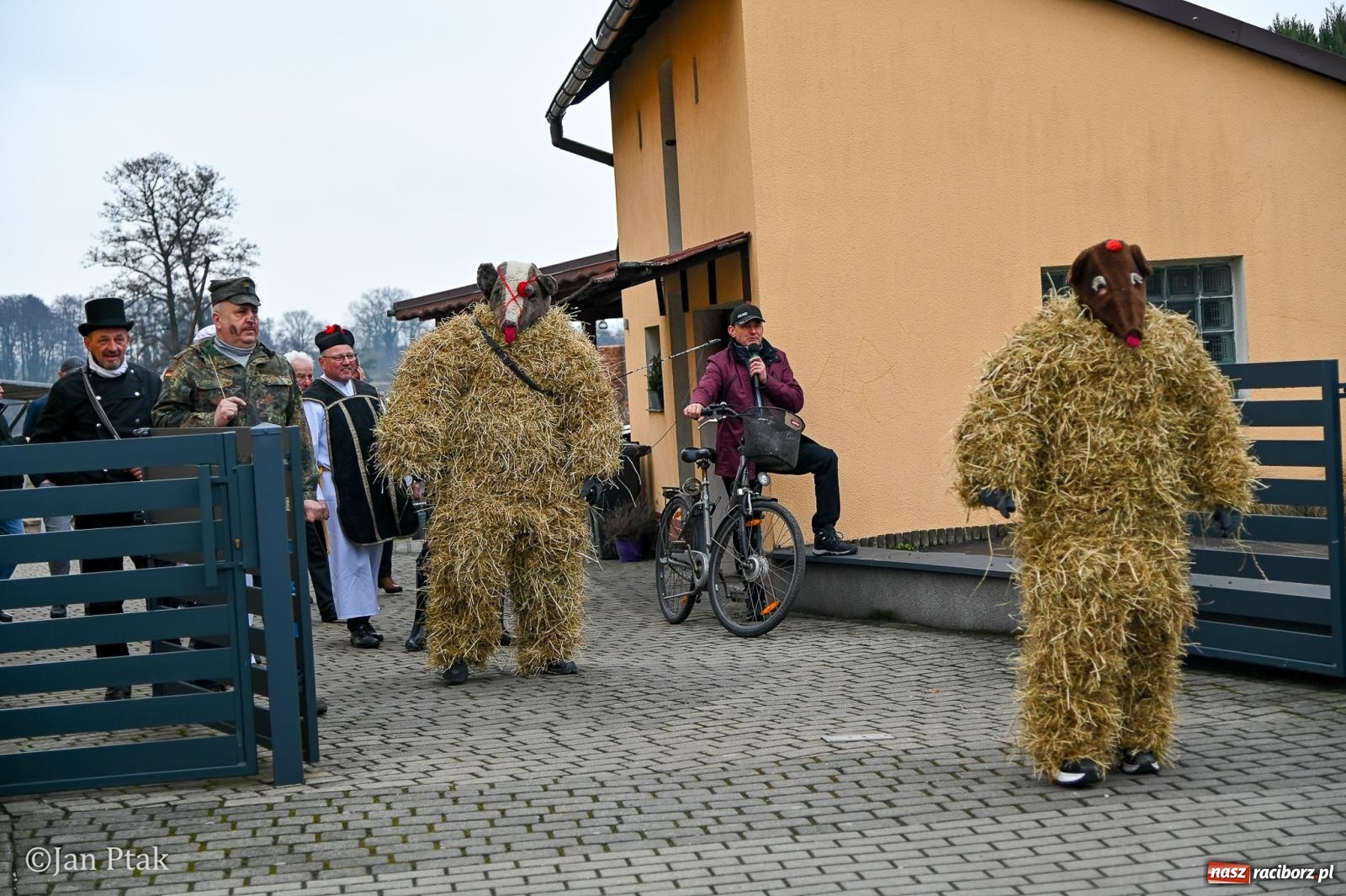 Zdjęcie w galerii na portalu naszraciborz.pl: Samborowice żegną karnawał: Tanzbär i słomiane misie na bis! [GALERIA] wiadomości z regionu