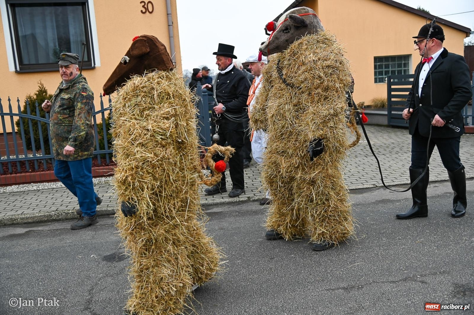 Zdjęcie w galerii na portalu naszraciborz.pl: Samborowice żegną karnawał: Tanzbär i słomiane misie na bis! [GALERIA] wiadomości z regionu