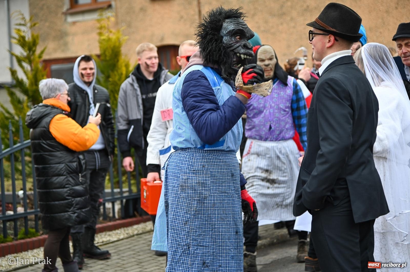 Zdjęcie w galerii na portalu naszraciborz.pl: Samborowice żegną karnawał: Tanzbär i słomiane misie na bis! [GALERIA] wiadomości z regionu