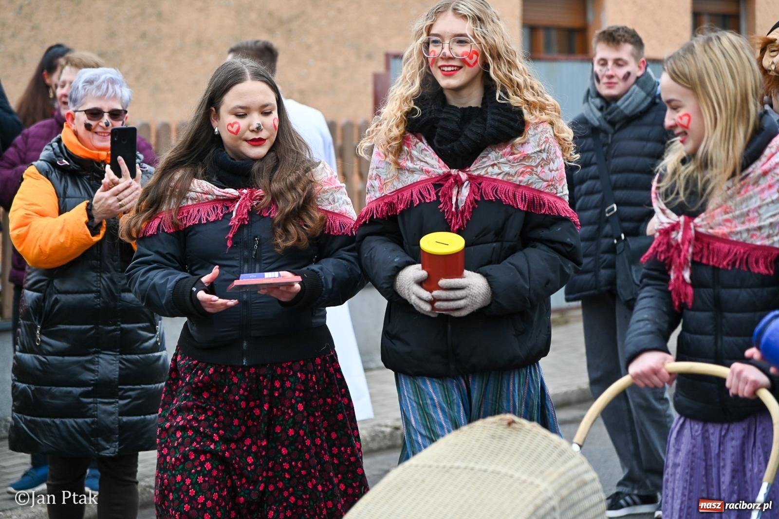 Zdjęcie w galerii na portalu naszraciborz.pl: Samborowice żegną karnawał: Tanzbär i słomiane misie na bis! [GALERIA] wiadomości z regionu