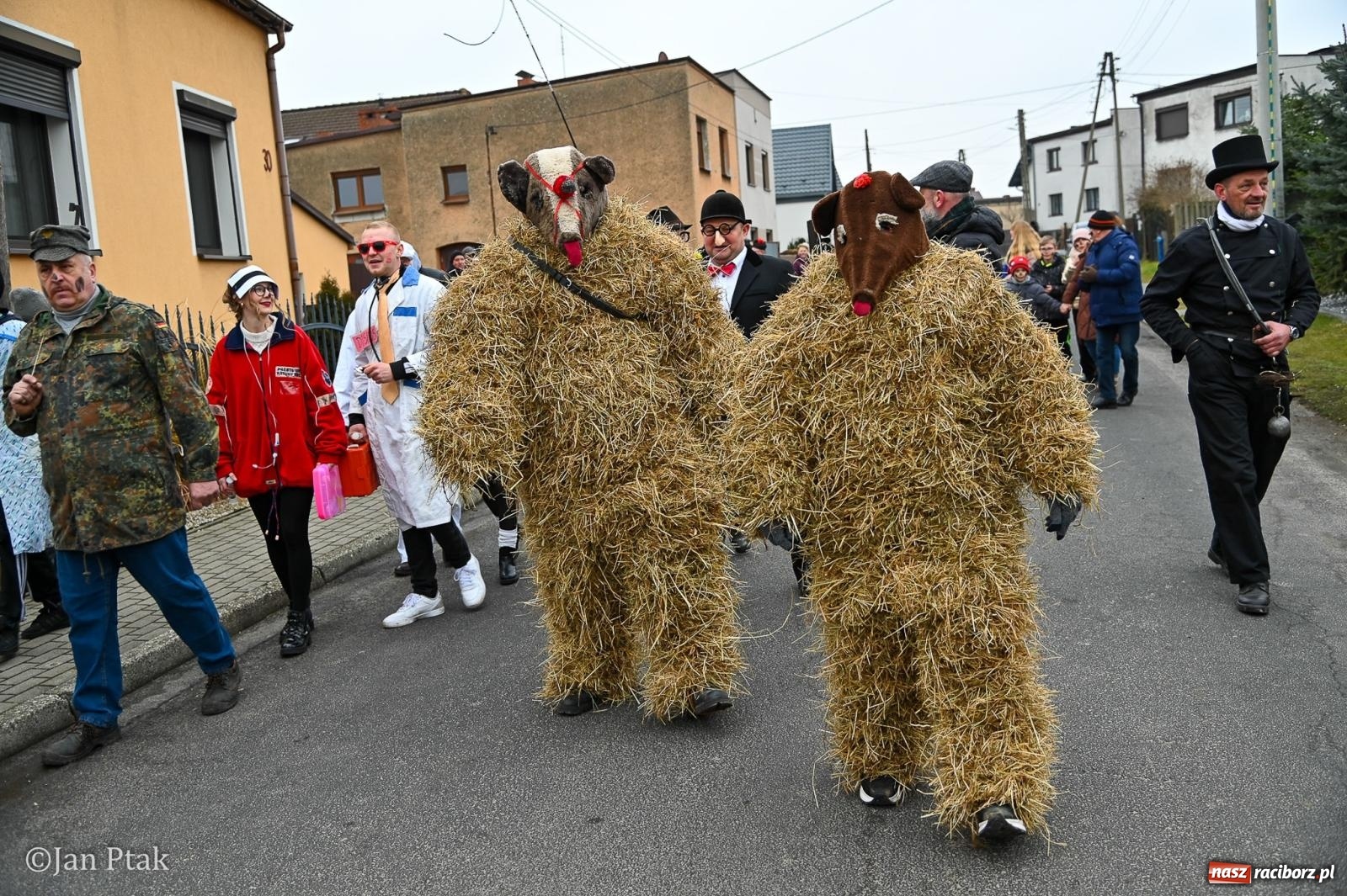 Zdjęcie w galerii na portalu naszraciborz.pl: Samborowice żegną karnawał: Tanzbär i słomiane misie na bis! [GALERIA] wiadomości z regionu